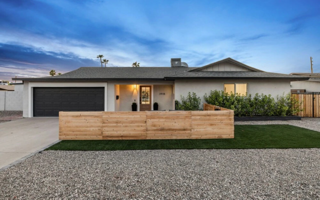 Desert Dreaming Deluxe Retreat w Pool Putt