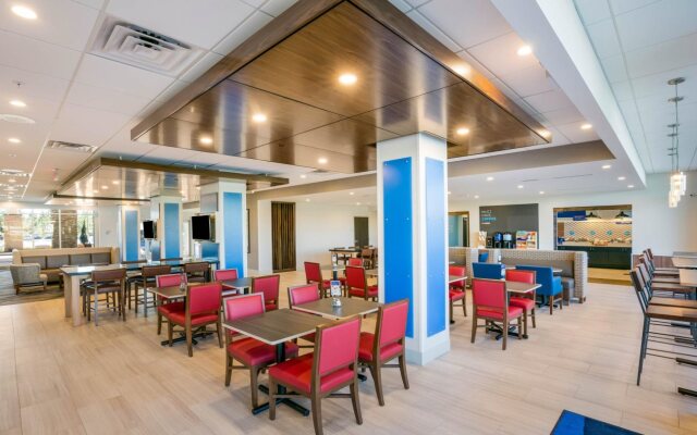 Holiday Inn Express & Suites Jacksonville - Town Center by IHG