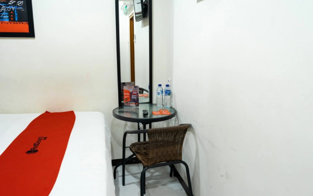 RedDoorz near Setrasari Mall 4