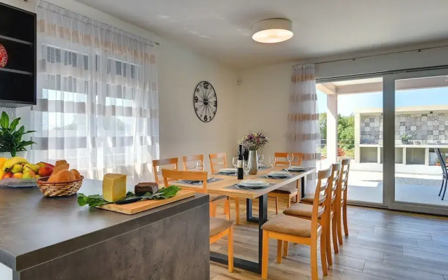 Villa in Kanfanar With Swimming Pool
