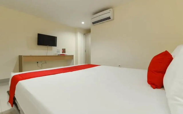 RedDoorz Plus near Harmoni Gajah Mada