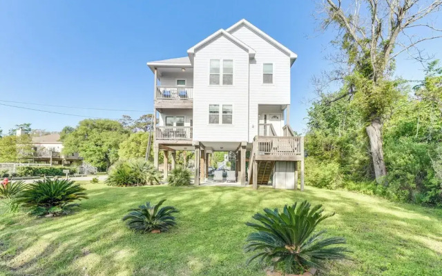 Seabrook Getaway w/ Balconies & Bay Views!