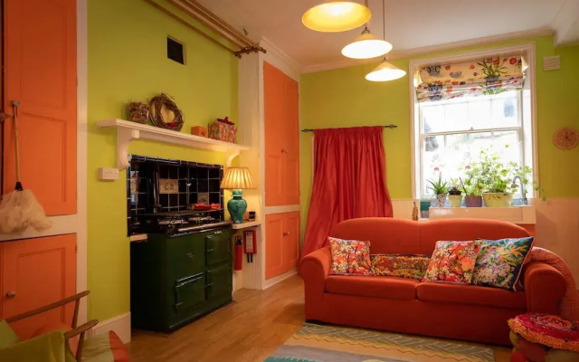 Artsy 5-bed House w/ Garden