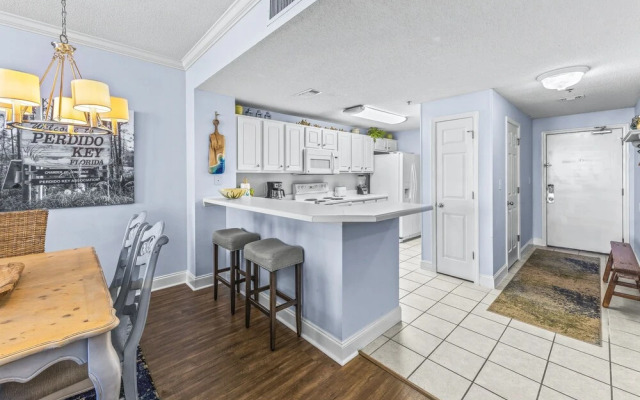 Palacio Condos by Hosteeva