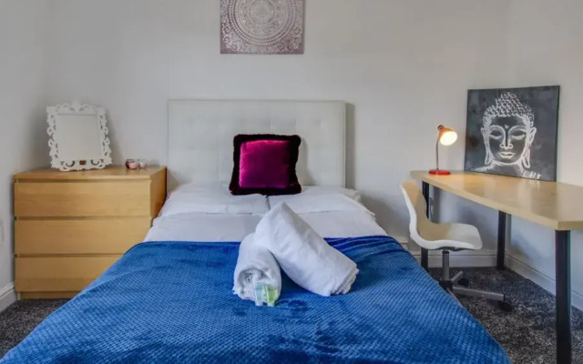 Stayzo House Accommodation - Coventry Free Parking