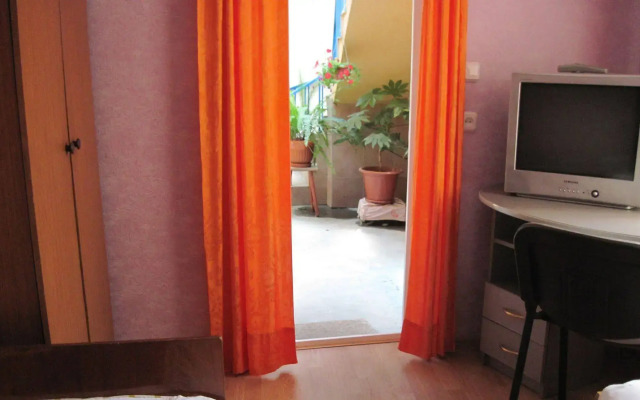 Liana Guest House