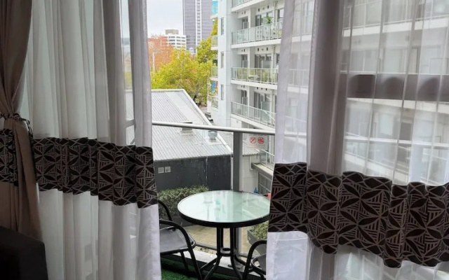 Queen Street 2BR Apartment With Free car Park – Balcony – Auckland