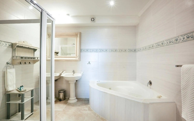 Misty Waves Boutique Hotel
