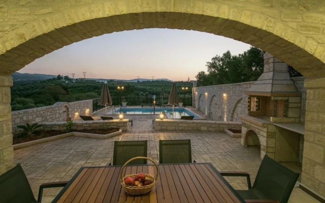 Luxurious Villa With Private Pool, Near a Couple of Restaurants & Sandy Beach