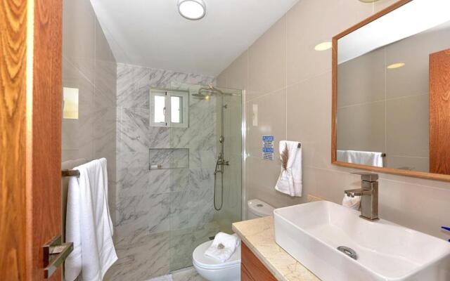 Amazing ocean view apartment with grand pool