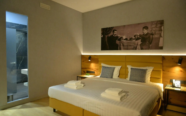 mk | hotel tirana