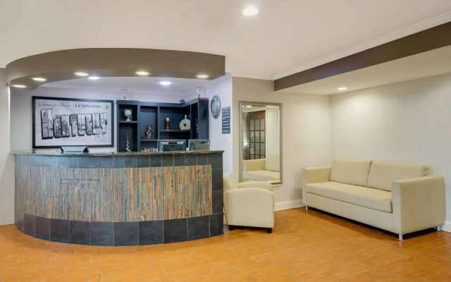 Super 8 by Wyndham Lexington/Hamburg Area