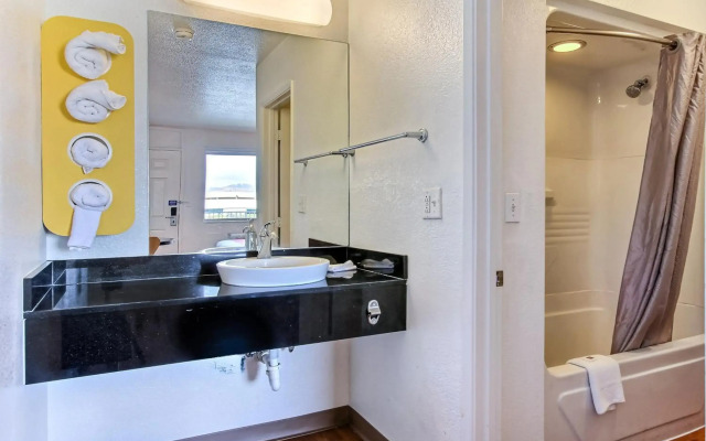 Super 8 by Wyndham Santa Clara