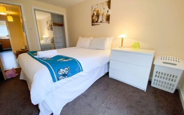 Glasgow Ellerslie Path 2bd Home - Parking