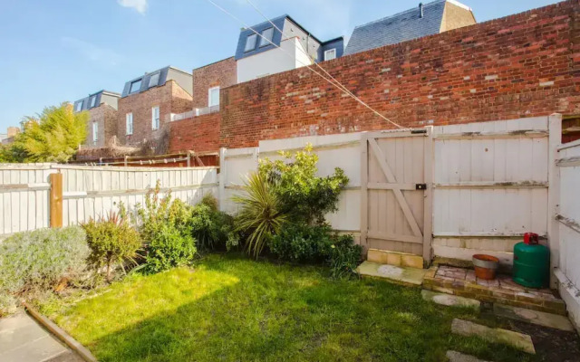 Classic and Elegant 3 Bedroom Apartment With Private Garden