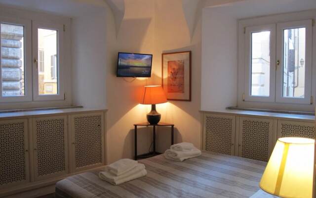 Aurora in Pantheon Apartment