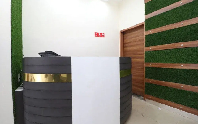 OYO 28575 Hotel J&B