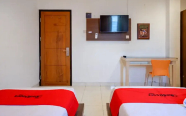 RedDoorz Plus near Ciputra Mall Simpang Lima 2