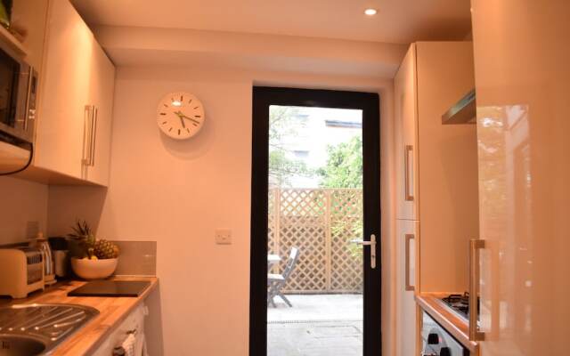 1 Bedroom Apartment With Patio Near Clapham