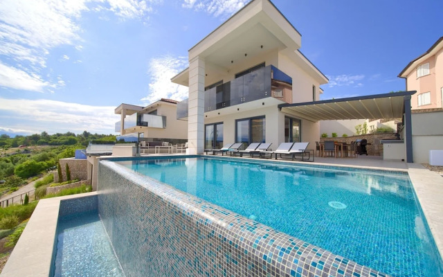 Villa Majestic With Sauna and Beautiful Views