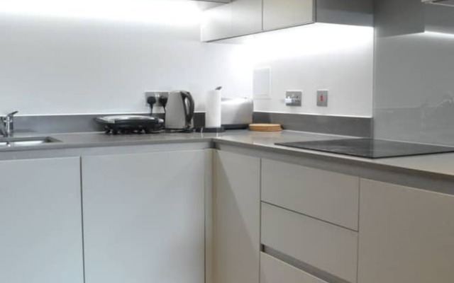 Modern 1 Bedroom Apartment In Brixton With Balcony