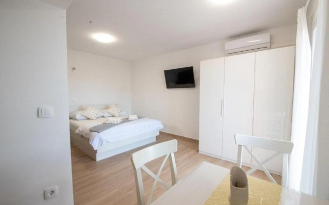 Mir - Close to Beach - SA3