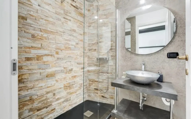 Large & Stylish 3 bed Flat in Excellent Location