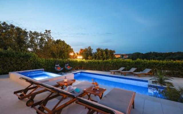 Villa Pino with Jacuzzi