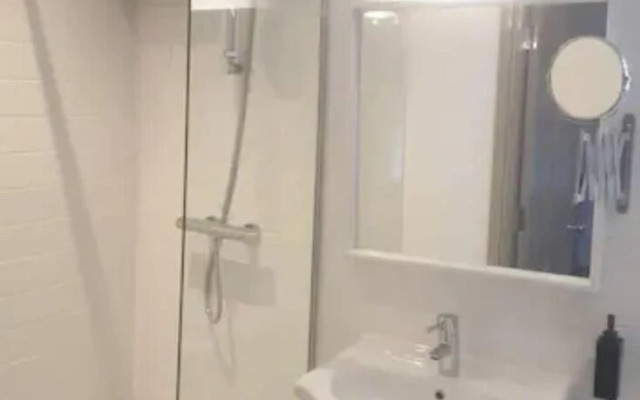 Buck - En-suite Room in Canalside Guesthouse