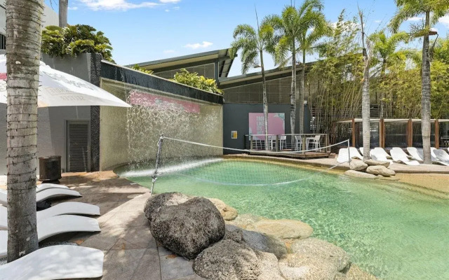 Gilligan's Backpackers Hotel & Resort