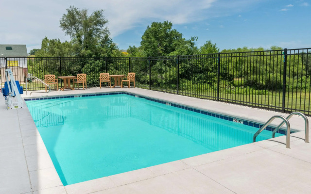 Super 8 by Wyndham Warrensburg