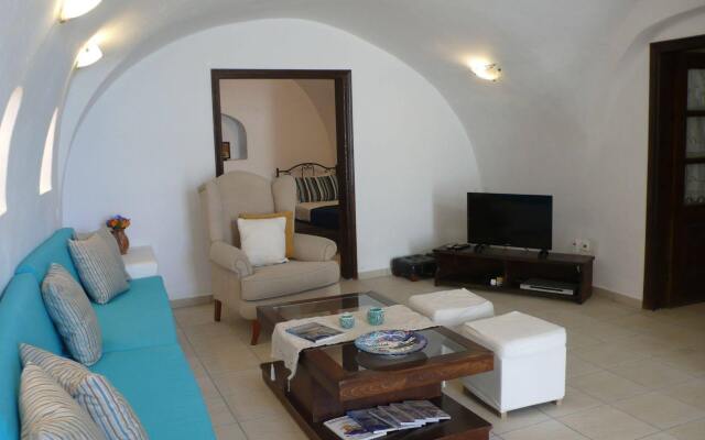 Iridanos Cave House