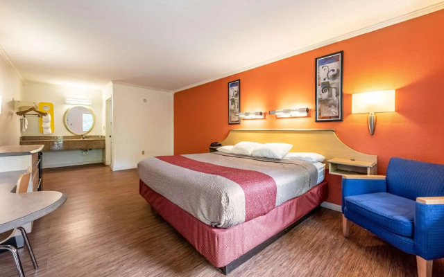 Motel 6 Gatlinburg, TN - Smoky Mountains
