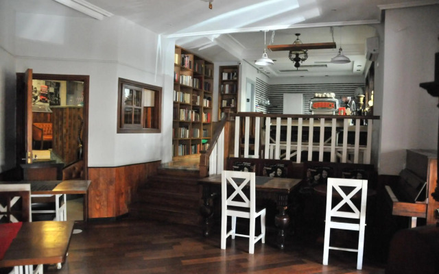 Hotel East West