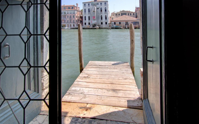TRIBUNO Grand Canal