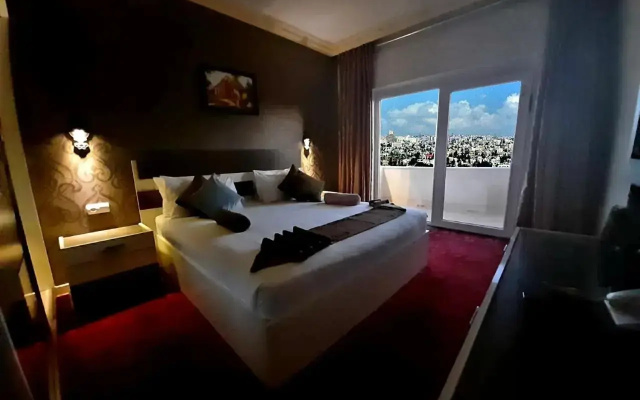 Balcony Hotel & Suites