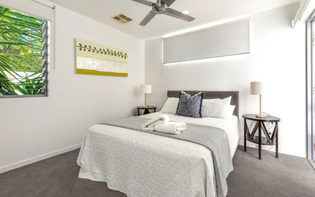 Lovely 3 bed apartment all on one level lift pool air con good ocean views – Guest Rooms – Sunshine Beach
