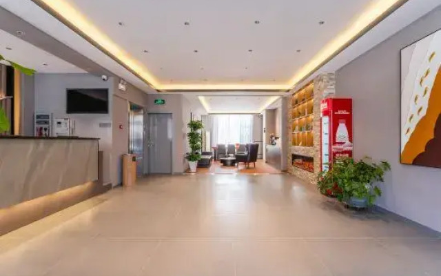 Rujia Ruibai Cloud Hotel (Qingdao Huangdao Lingshanwan Road Branch)