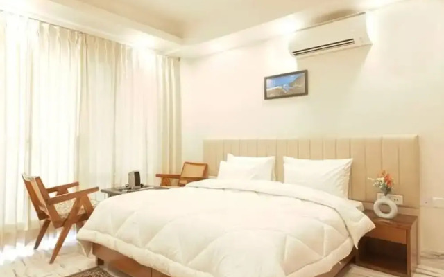 Child Friendly Retreat w Balcony tub King Bed