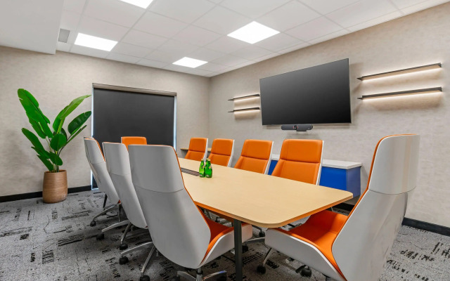 Clarion Lakeside Inn & Conference Centre