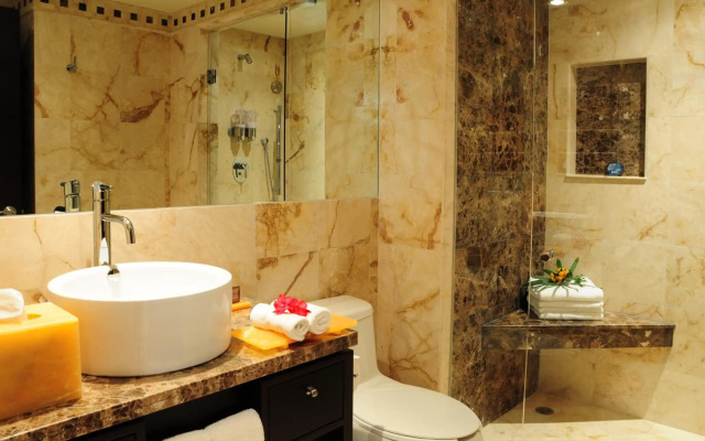 El Taj Oceanfront & Beachside Condo Hotel