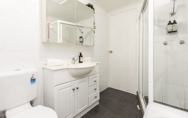 Two Bedroom Apt Close To Chatswood With Parking
