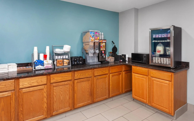 Super 8 by Wyndham McHenry/Fox Lake Area