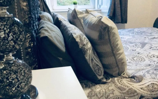 The Lion'S Den On Royal Street