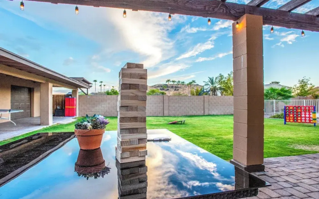 Group Getaway w/ Pool & Putting Green in Glendale
