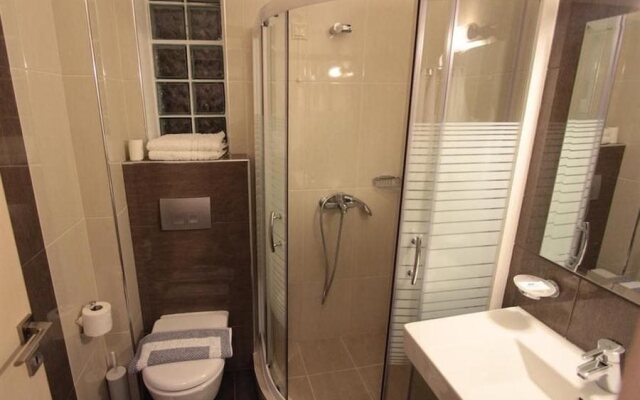 Alarzo Rooms