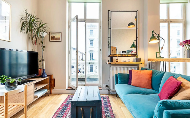 Beautiful Two Bedroom Abode Near Victoria