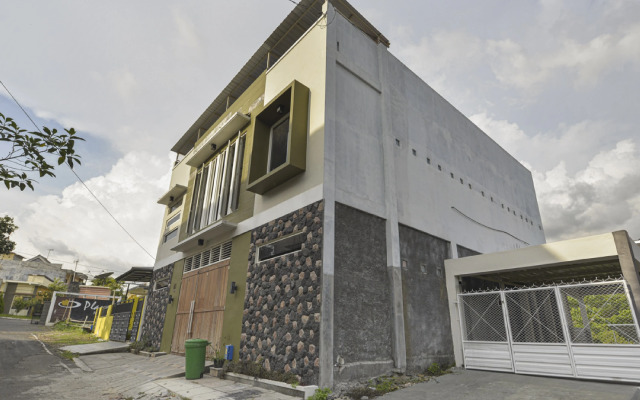 RedDoorz Syariah @ Tatasurya Guesthouse Malang