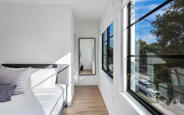 Lux Retreat By Renzzi