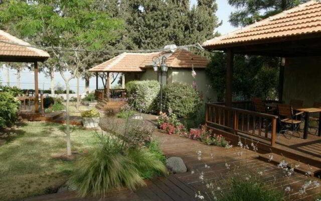 Shaar Hagolan Kibbutz Country Lodging